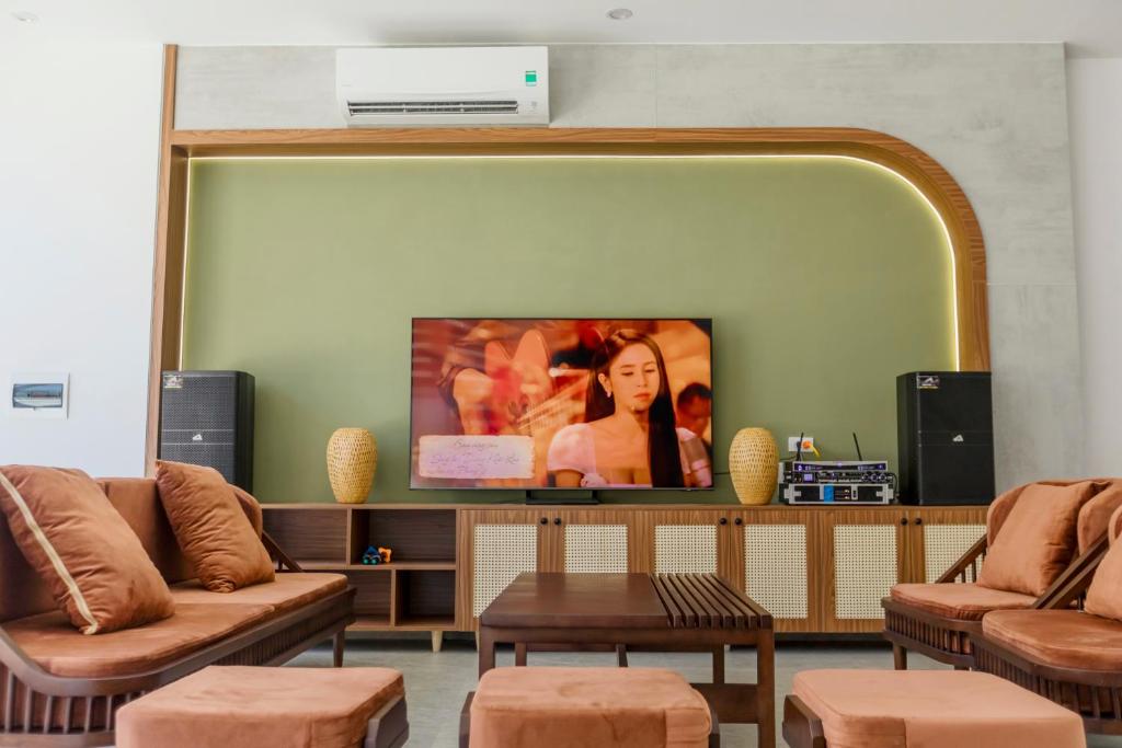 a living room with two couches and a flat screen tv at Villa A506 Hải Tiến, Thanh Hóa với 5 phòng ngủ tiện nghi in Thanh Hóa