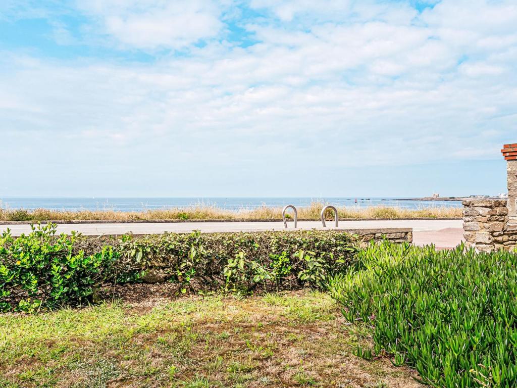 d'un banc avec vue sur l'océan. dans l'établissement Studio Penduick-2 by Interhome, à Quiberon