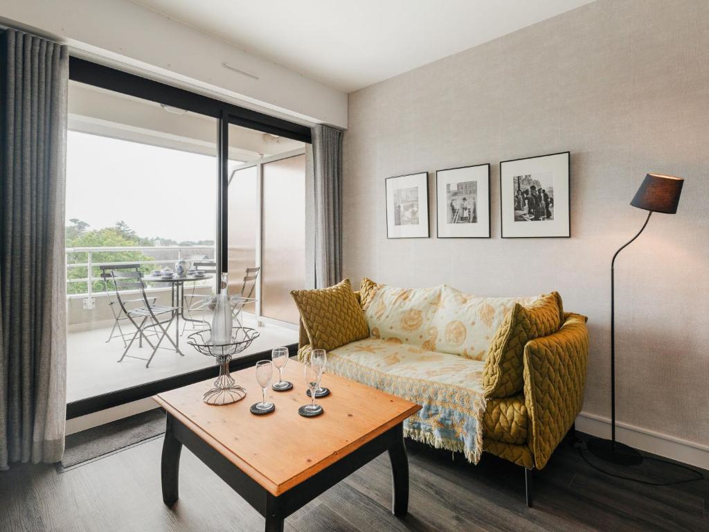 un salon avec un canapé et une table dans l'établissement Apartment Le Cap Fréhel by Interhome, à Dinard