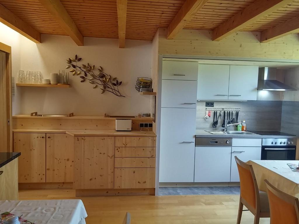 Kuchyň nebo kuchyňský kout v ubytování Ferienwohnungen Pension Sonnblick