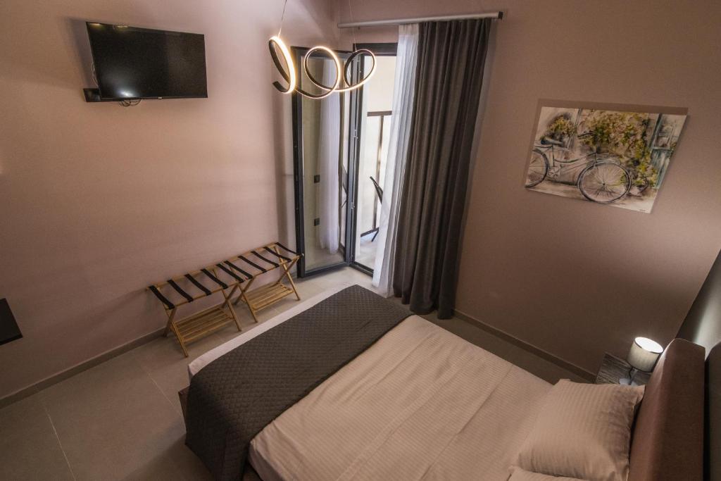 Postel nebo postele na pokoji v ubytování Swan Paradise Tolo