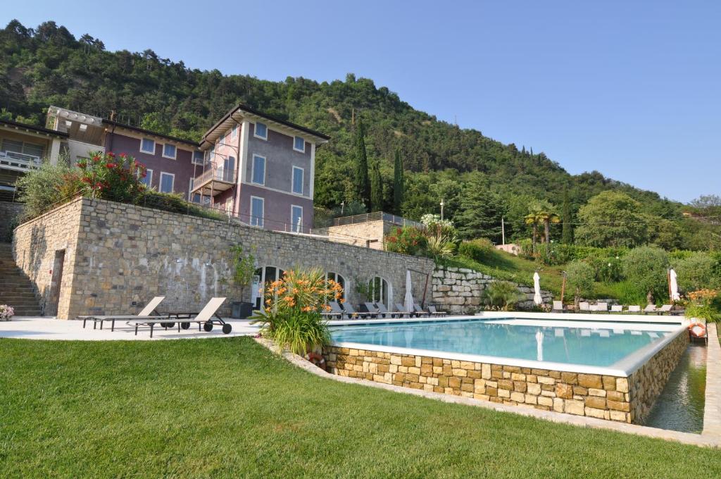 una casa con piscina en un patio en Villa Maria en Salò