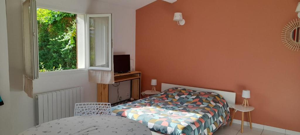 une chambre avec un lit et une fenêtre dans l'établissement sur le Bassin d'Arcachon charmant studio de 28m2, à Gujan-Mestras