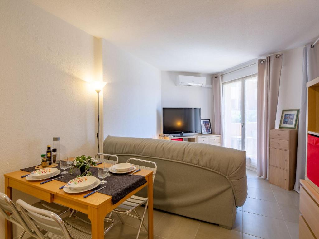 un salon avec un canapé et une table dans l'établissement Studio Régina-15 by Interhome, à Sainte-Maxime