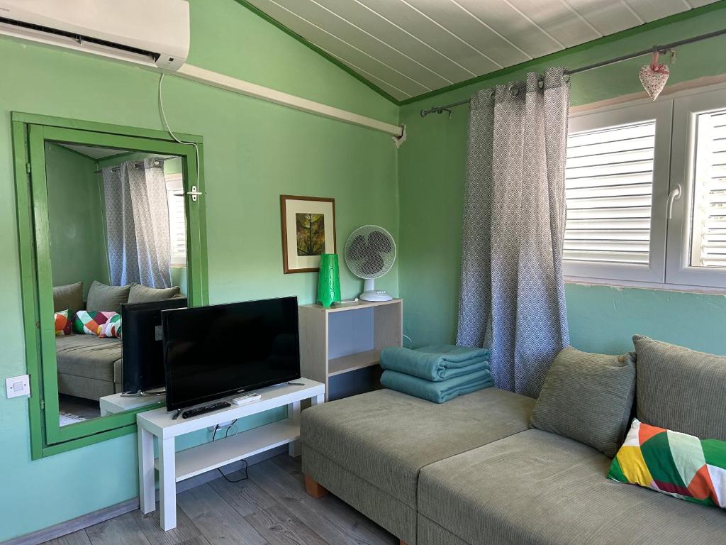 TV a/nebo společenská místnost v ubytování Summer Home in Krk Center "Casa Magdalena"
