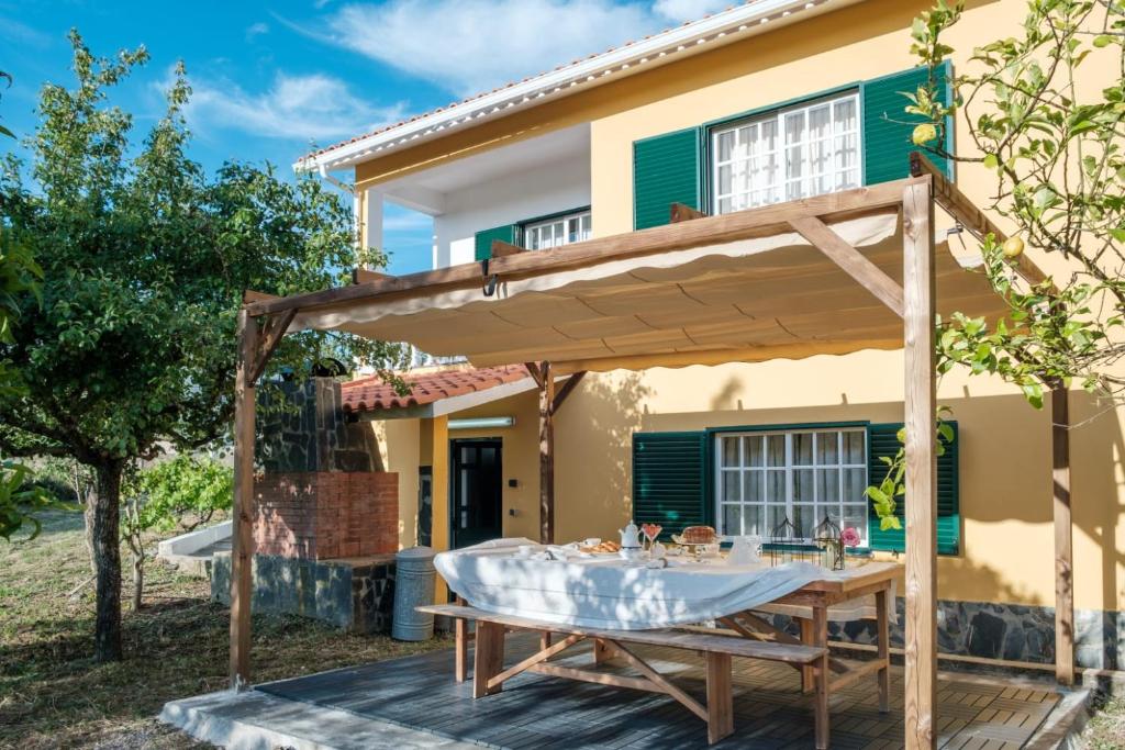 En balkon eller terrasse på Casa da Alegria - Piscina, Sala de Jogos, 4 Quartos