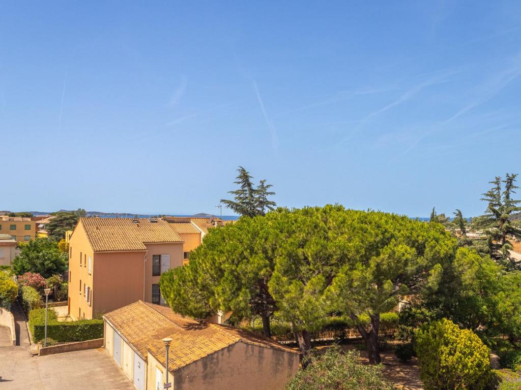 une vue d'une ville avec des arbres et des bâtiments dans l'établissement Apartment Les myrtilles-2 by Interhome, à Six-Fours-les-Plages