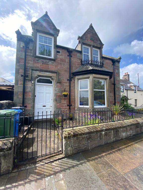 Το κτήριο όπου στεγάζεται  η παραθεριστική κατοικία