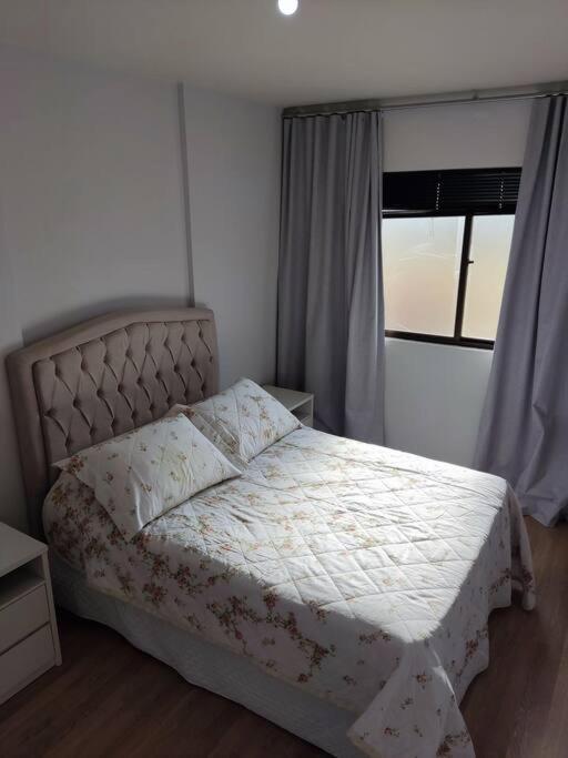 Postel nebo postele na pokoji v ubytování Apartamento mobiliado com ar condicionado em um quarto