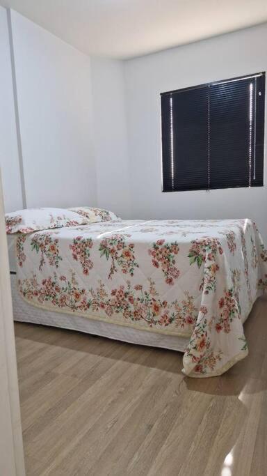 Postel nebo postele na pokoji v ubytování Apartamento mobiliado com ar condicionado em um quarto