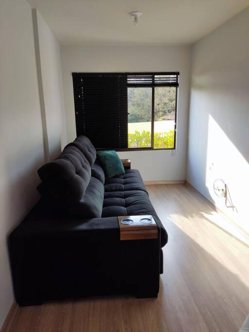 Posezení v ubytování Apartamento mobiliado com ar condicionado em um quarto