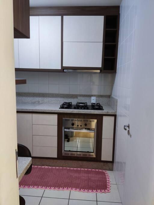 Kuchyň nebo kuchyňský kout v ubytování Apartamento mobiliado com ar condicionado em um quarto