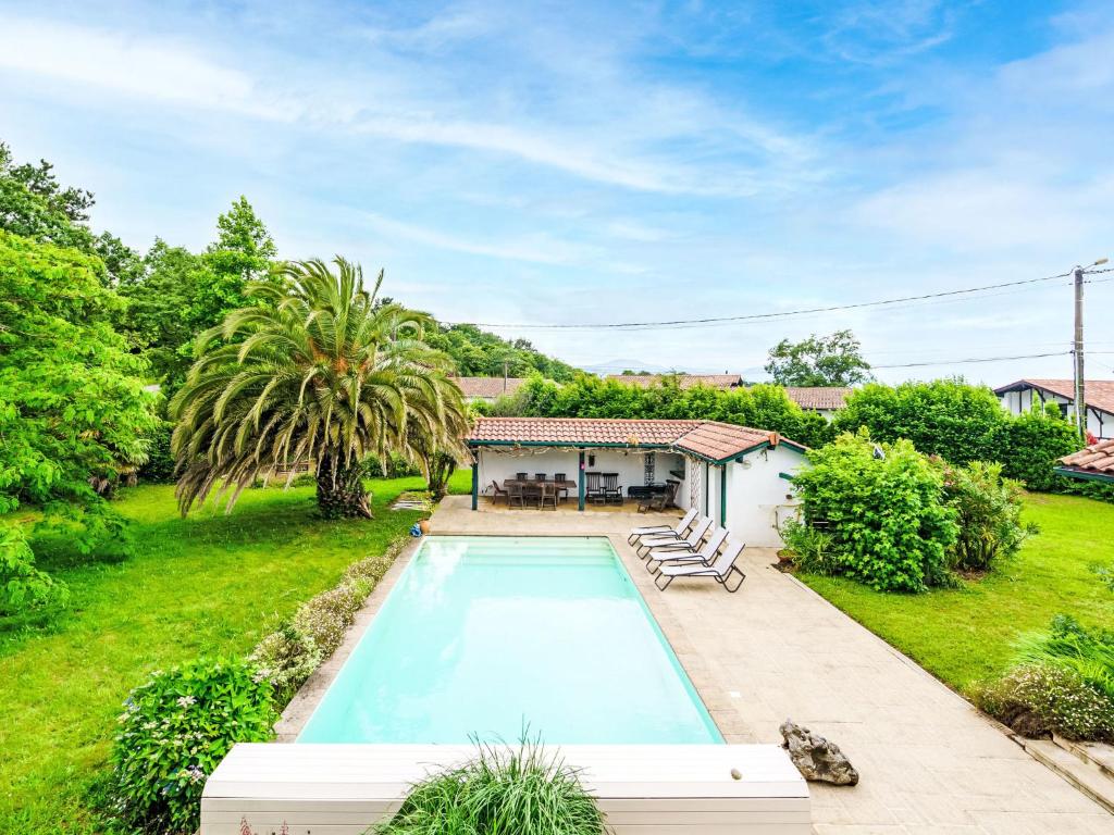 une maison avec une piscine dans une cour dans l'établissement Holiday Home Hegoasea by Interhome, à Saint-Pée-sur-Nivelle