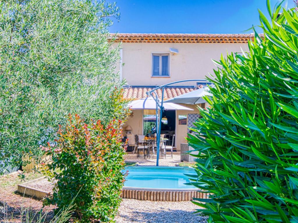 une villa avec piscine et une maison dans l'établissement Holiday Home Villa Les Genêts by Interhome, à Montauroux