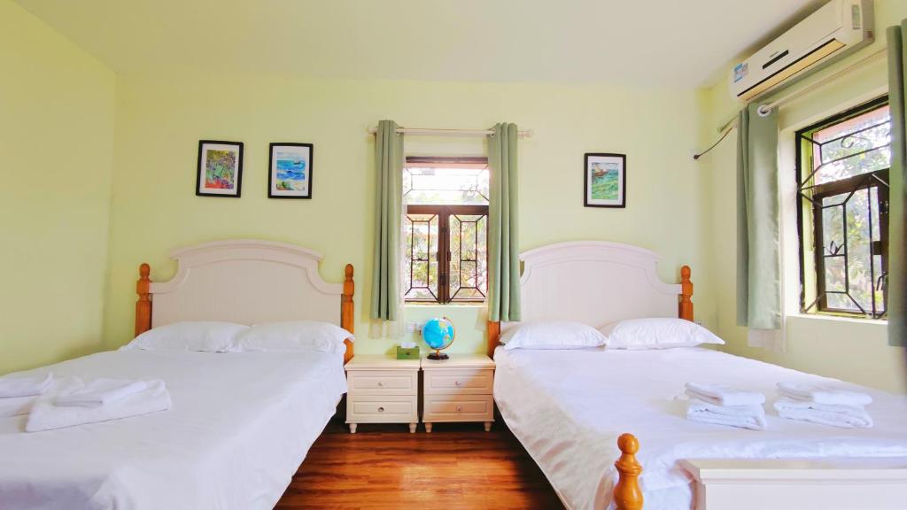 Postel nebo postele na pokoji v ubytování Cloud Tree Inn Boutique Guesthouse XiChong DaPeng ShenZhen 深圳大鹏西涌云树里民宿Yun Shu Li