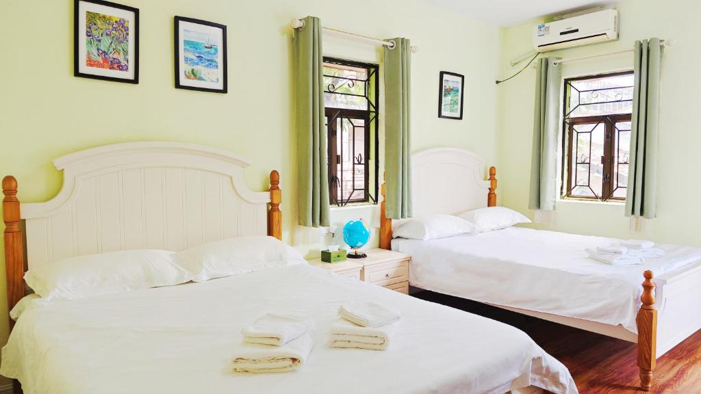 Postel nebo postele na pokoji v ubytování Cloud Tree Inn Boutique Guesthouse XiChong DaPeng ShenZhen 深圳大鹏西涌云树里民宿Yun Shu Li