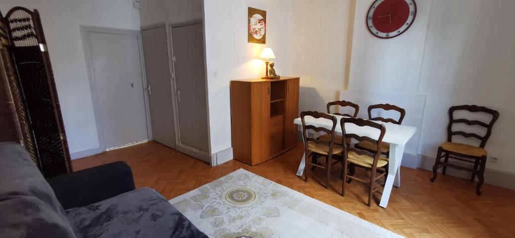 un salon avec une table et des chaises dans l'établissement AurCa, à Mer