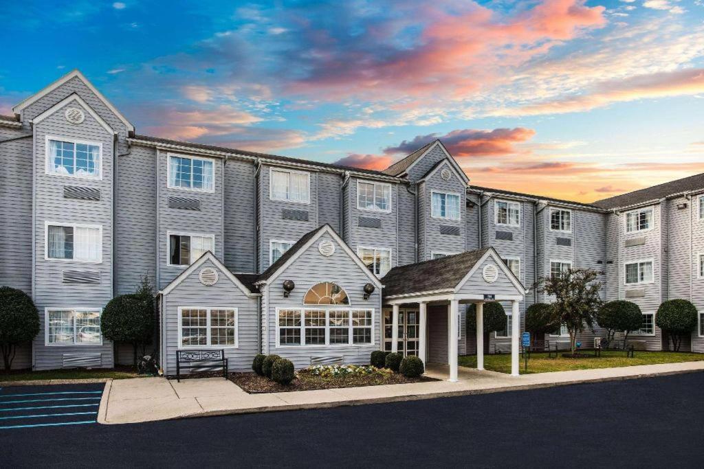 チャタヌーガにあるMicrotel Inn & Suites by Wyndham Chattanooga/Near Hamilton Pの夕日を背景に見える大きなアパートメントです。