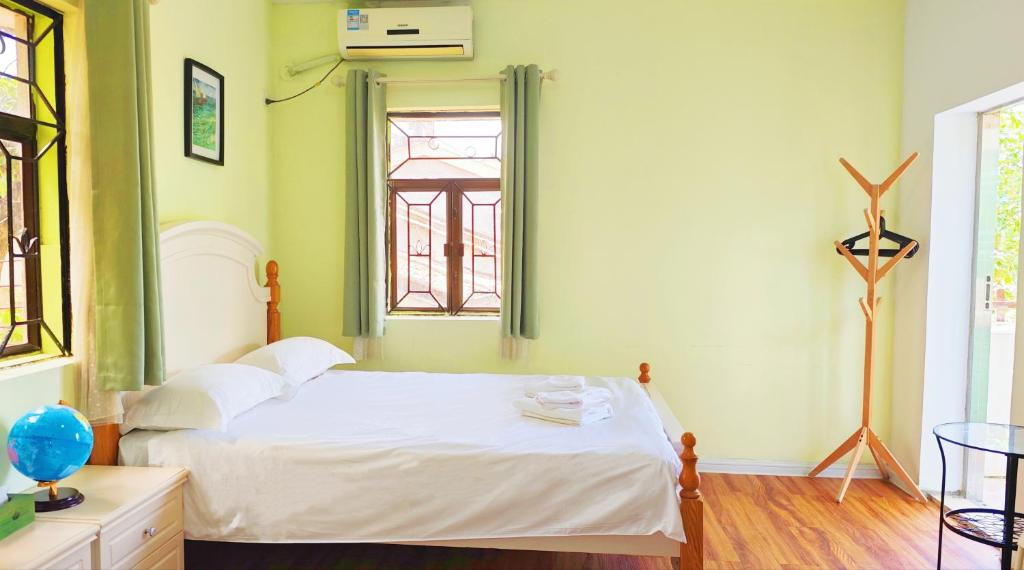 Postel nebo postele na pokoji v ubytování Cloud Tree Inn Boutique Guesthouse XiChong DaPeng ShenZhen 深圳大鹏西涌云树里民宿Yun Shu Li