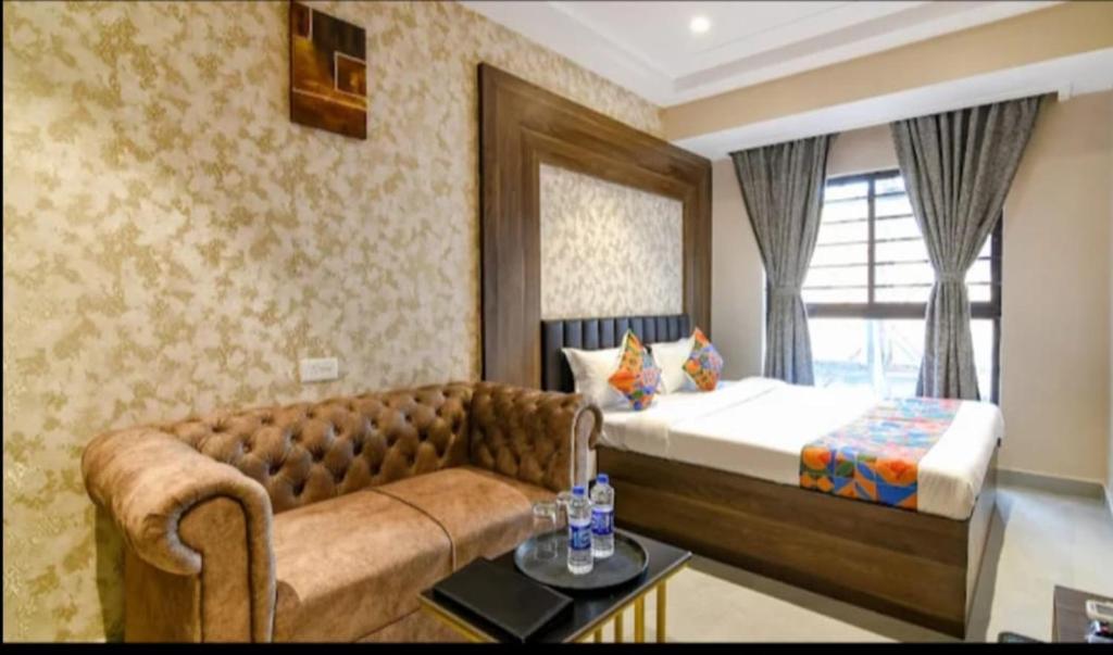 Postel nebo postele na pokoji v ubytování Urban Cliff Hotel