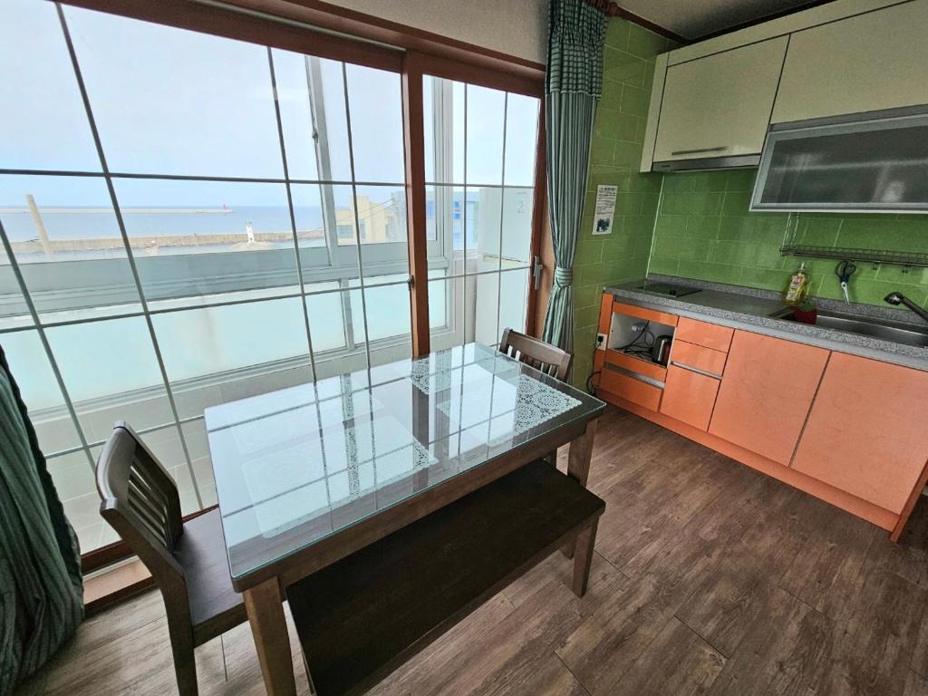 Kuchyň nebo kuchyňský kout v ubytování Billions Motel