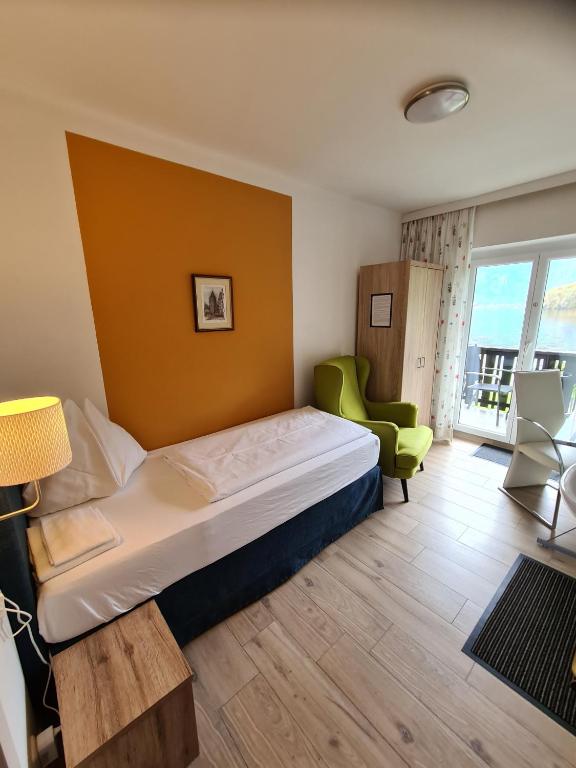 Postel nebo postele na pokoji v ubytování B&B Hallstatt Lake OBERTRAUN self check in