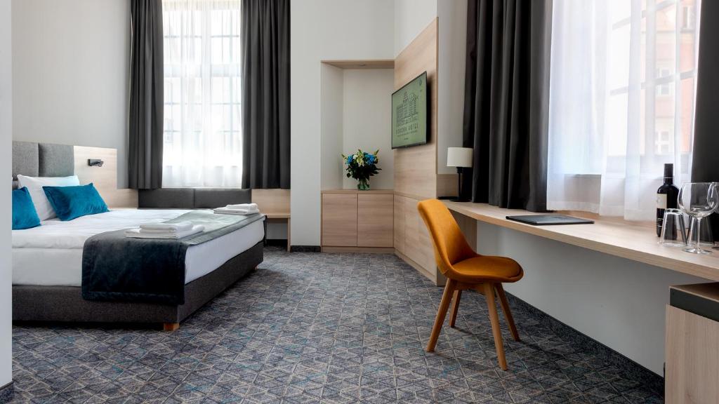 Postel nebo postele na pokoji v ubytování Korona Gold - Korona Hotel Wrocław