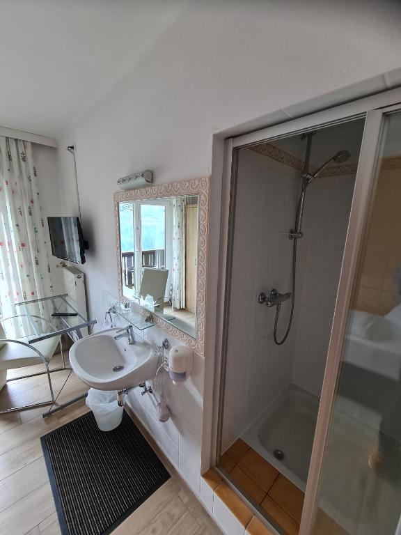 Koupelna v ubytování B&B Hallstatt Lake OBERTRAUN self check in