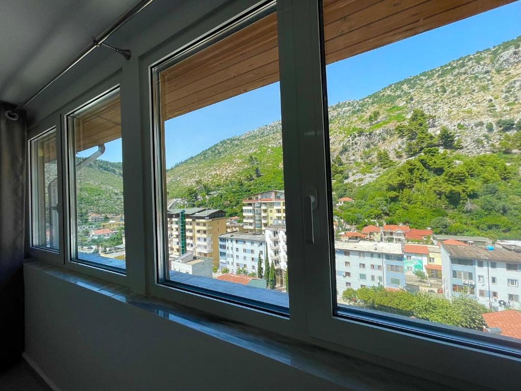 Nespecifikovaný výhled na hory nebo výhled na hory při pohledu z hotelu