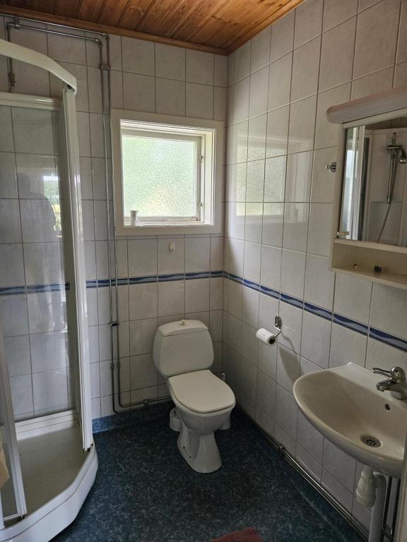 Koupelna v ubytování Örnsro Boende och Ställplatser