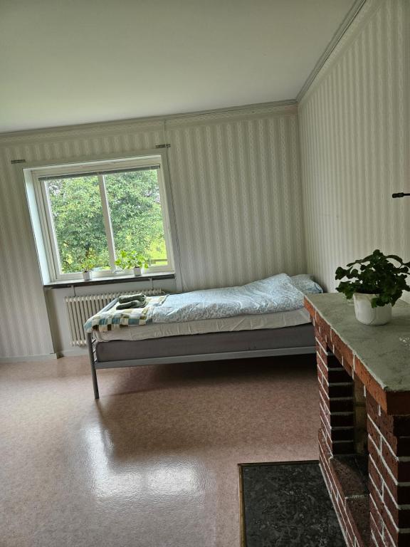 Postel nebo postele na pokoji v ubytování Örnsro Boende och Ställplatser