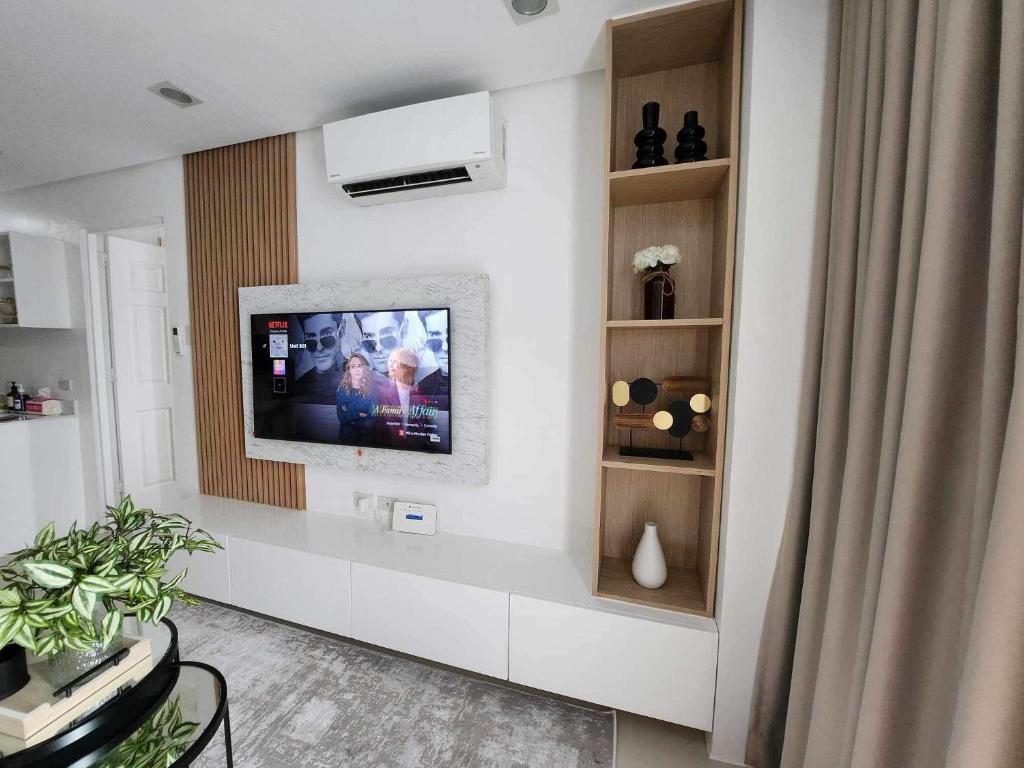 TV a/nebo společenská místnost v ubytování Unit 301 at One Pontefino