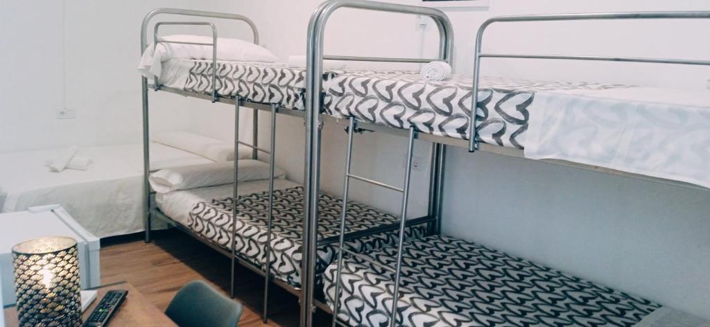 Posteľ alebo postele v izbe v ubytovaní HOSTEL COSTA-LUZ Béjar 28-30