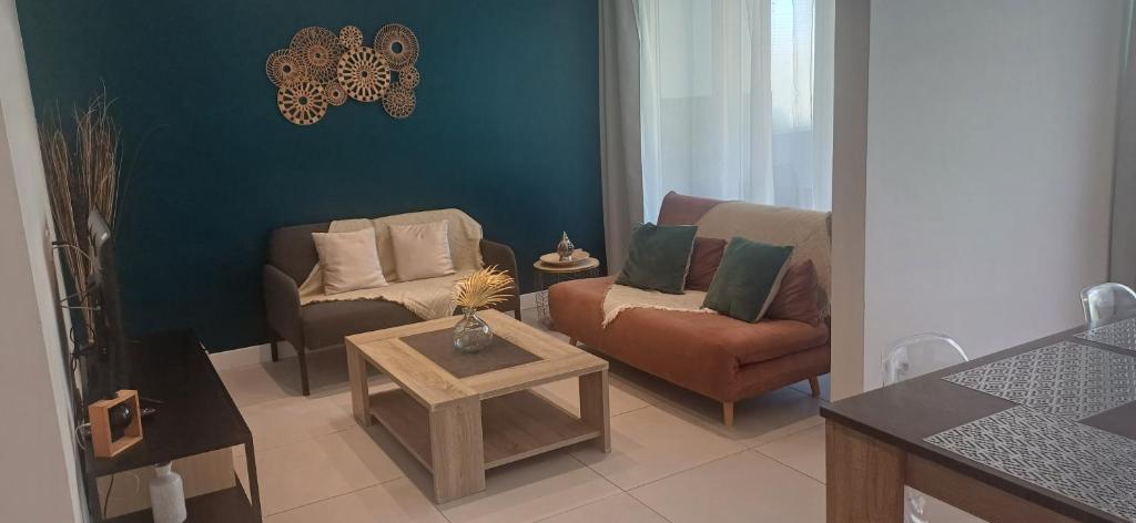 un salon avec un canapé et une table dans l'établissement CHEZ LALLA, à Marseille