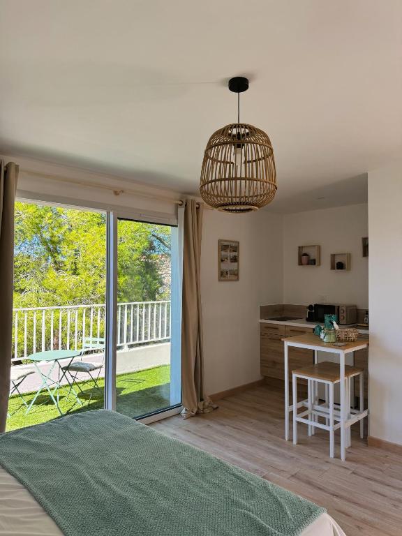 - une chambre avec un lit, une table et un balcon dans l'établissement Villa Hawwah, à Sète