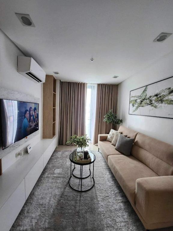 TV a/nebo společenská místnost v ubytování Unit 301 at One Pontefino