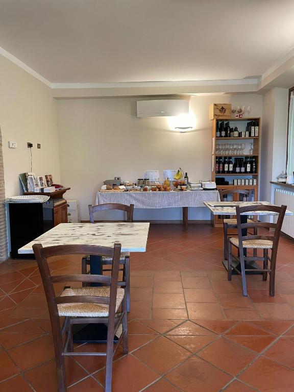 uma cozinha com duas mesas e cadeiras e um balcão em The Grapevine by MANVI em Montepulciano