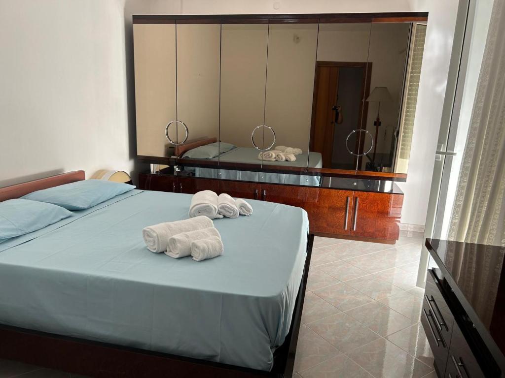1 dormitorio con 2 toallas en una cama con espejo en Appartamento Polisnea, en Polignano a Mare