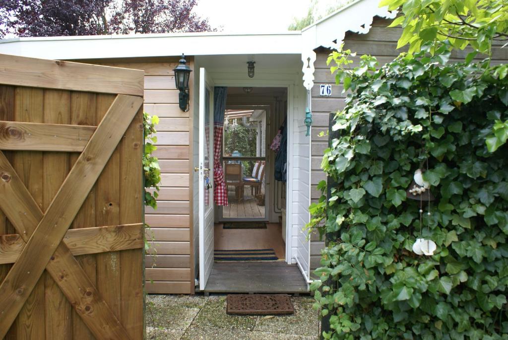 uma entrada para uma casa com um portão de madeira em Fisherman's Home em Vinkeveen