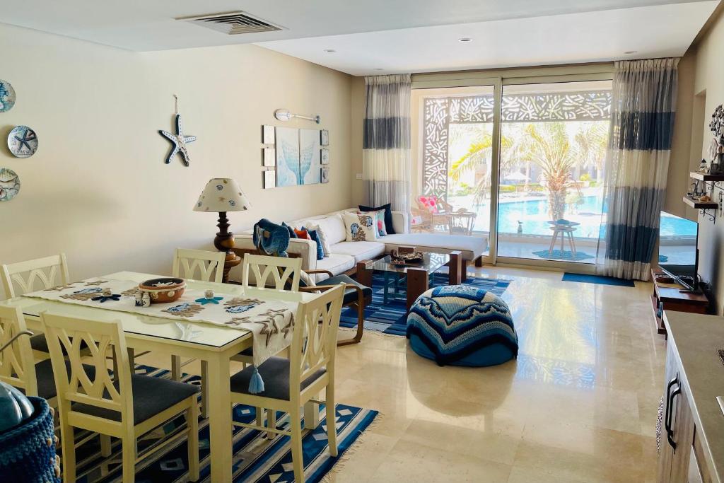 Posezení v ubytování Mangroovy - Elgouna Authentic Designer shared home 2 BDR each with private bathroom for Kitesurfers with Pool View & Beach Access