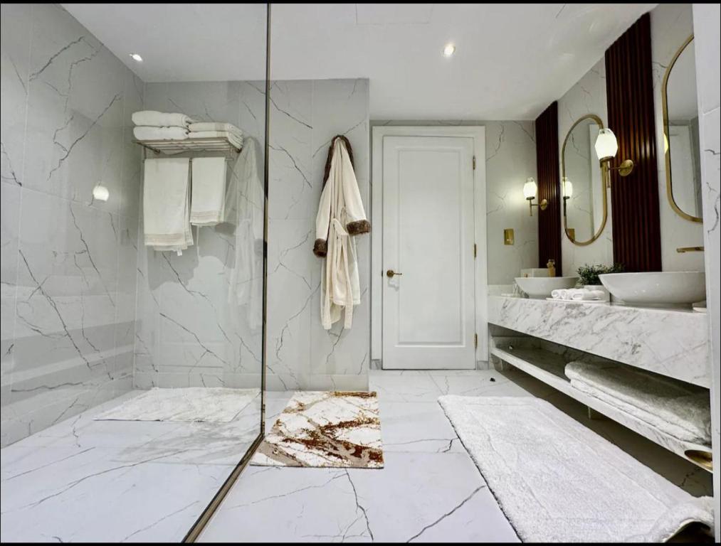 A bathroom at Joy Luxury Apartment
