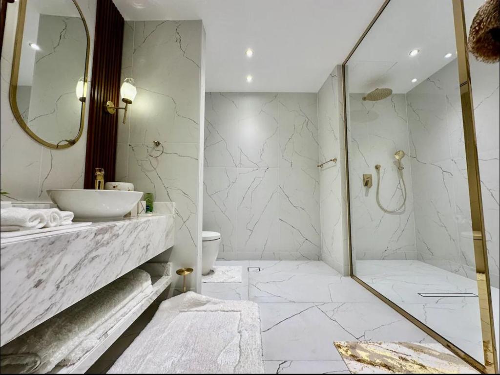 A bathroom at Joy Luxury Apartment