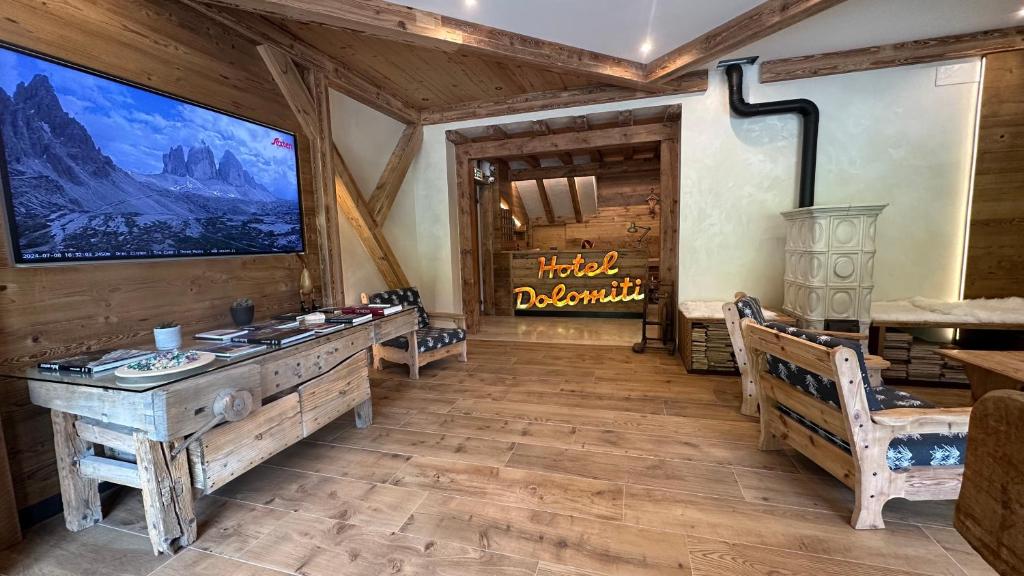 TV a/nebo společenská místnost v ubytování Hotel Dolomiti Des Alpes