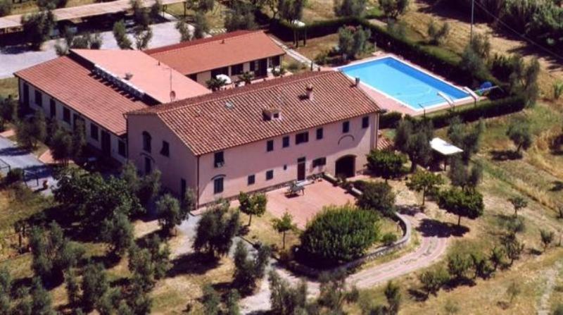 Una vista aérea de una casa grande con piscina. en Agriturismo La Torricella, en Pistoia