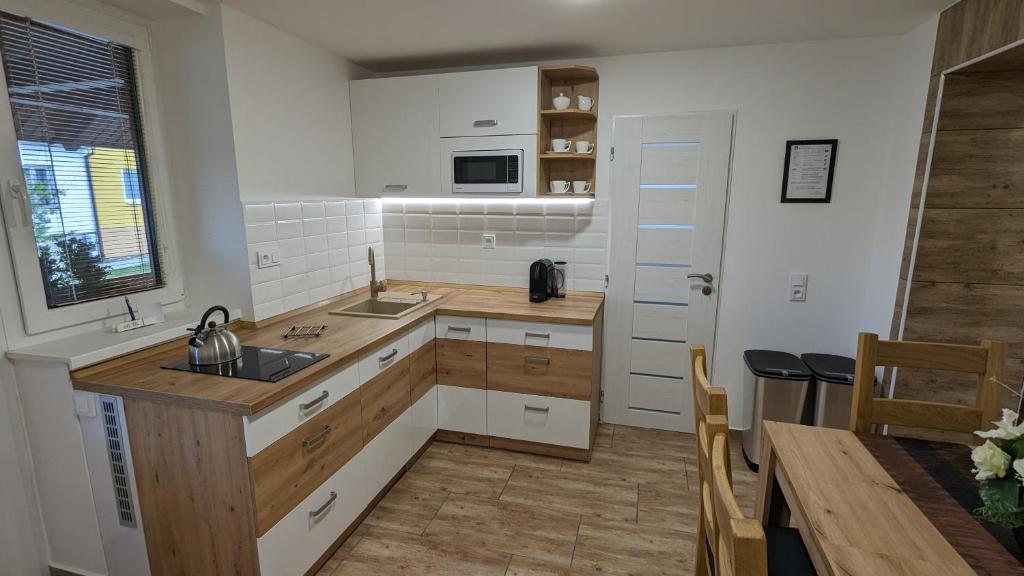 Kuchnia lub aneks kuchenny w obiekcie Apartmán Štěpánka