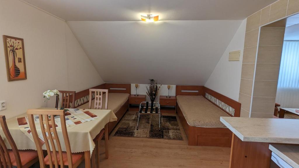 jadalnia ze stołem i krzesłami w pokoju w obiekcie Apartmán Štěpánka w mieście Ratíškovice