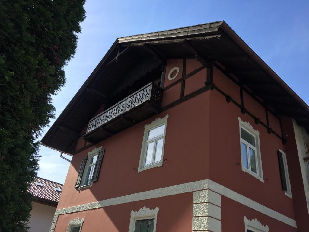 Un bâtiment avec un panneau en haut dans l'établissement Ferienwohnung Aurora, à Garmisch-Partenkirchen