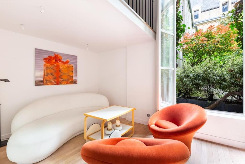 - un salon avec un canapé, une chaise et une table dans l'établissement Musée d'Orsay-Saint Germain-Invalides-Famille, à Paris