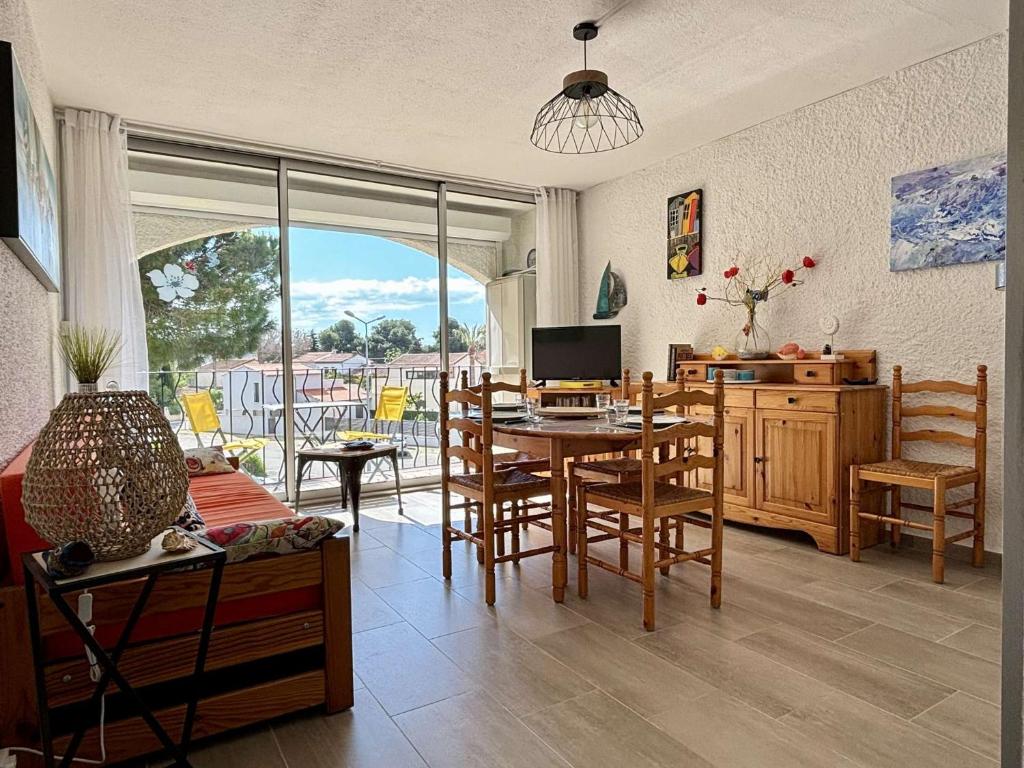 une cuisine et une salle à manger avec une table et des chaises dans l'établissement Appartement 3 pièces 6 couchages ARGELES SUR MER AR710-030, à Argelès-sur-Mer