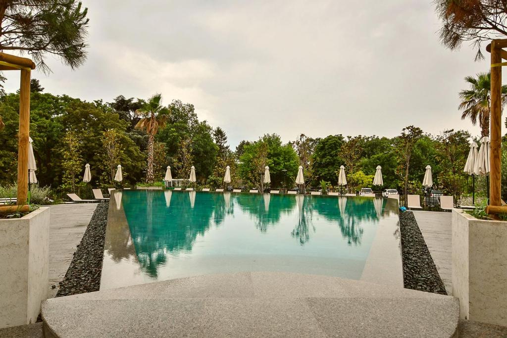 una gran piscina con sombrillas y sillas en Sea flats with pool in Azur Residence, en Saints Constantine and Helena
